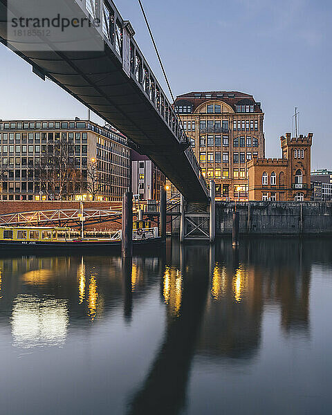 Deutschland  Hamburg  Brücke vor dem historischen Haus der Seefahrt