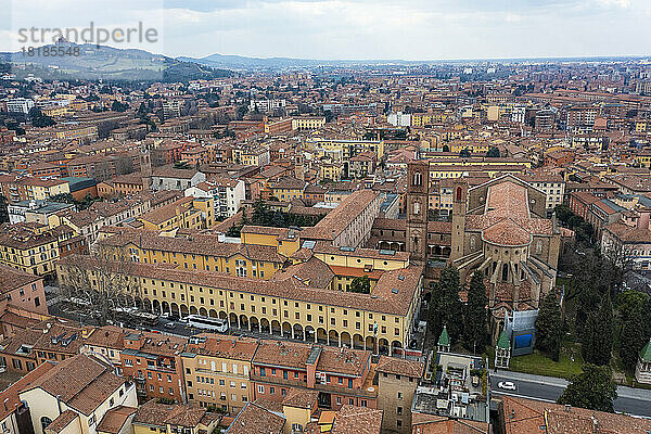 Italien  Emilia-Romagna  Bologna  Luftaufnahme eines Wohnviertels mit Kolonnade in der Mitte