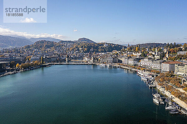 Schweiz  Kanton Luzern  Luzern  Luftaufnahme der Stadt am Seeufer im Herbst