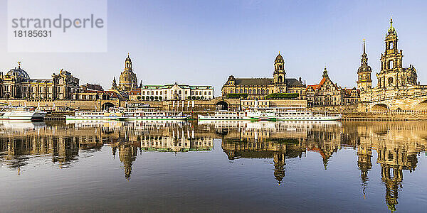 Deutschland  Sachsen  Dresden  Panoramablick auf Boote  die vor der Brühls-Terrasse festgemacht haben