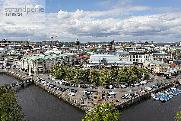 Schweden  Kreis Vastra Gotaland  Göteborg  Luftaufnahme des Stadtkanals mit historischer Markthalle im Hintergrund