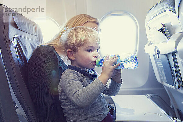 Mutter mit Sohn im Flugzeug