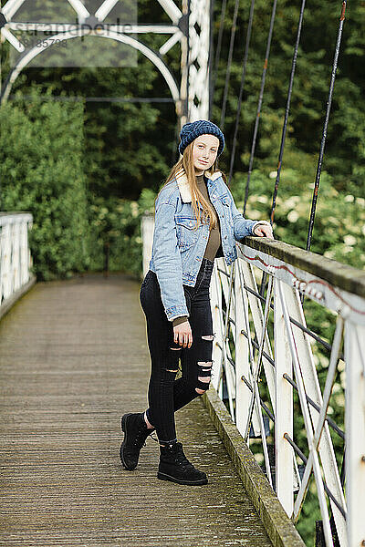 Teenager-Mädchen steht auf einer Brücke