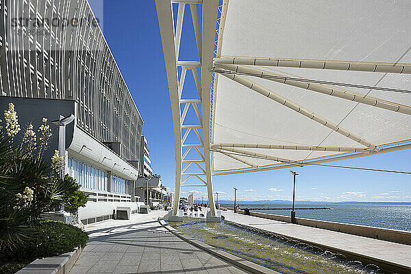 Italien  Friaul-Julisch Venetien  Grado  modernes Vordach über der Strandpromenade