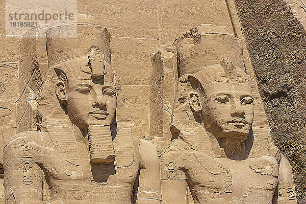 Ägypten  Gouvernement Assuan  riesige Statuen am Eingang des Großen Tempels von Ramses II