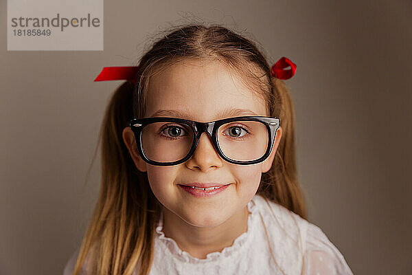 Porträt eines kleinen Mädchens mit übergroßer Brille
