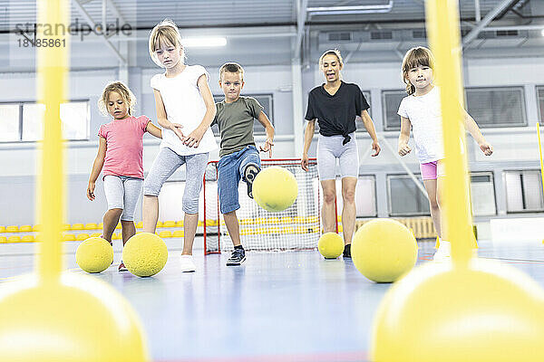 Schüler spielen mit Ball auf dem Schulsportplatz