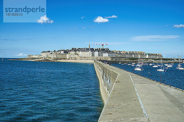 Pier in Richtung Altstadt von St.Malo inmitten des blauen Meeres