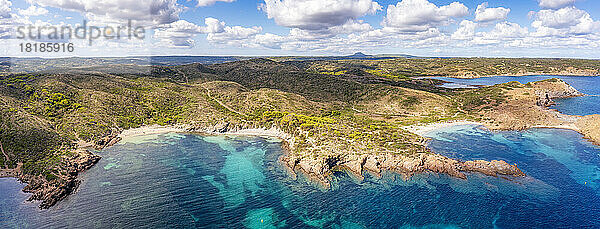Spanien  Balearen  Menorca  Luftpanorama von Cala Tamarells des Sud und Cala Tamarells des Nord