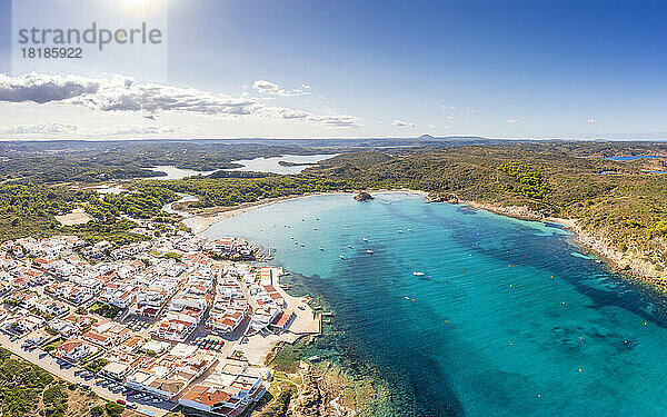 Spanien  Balearen  Menorca  Luftaufnahme der Bucht vor dem Küstendorf im Sommer