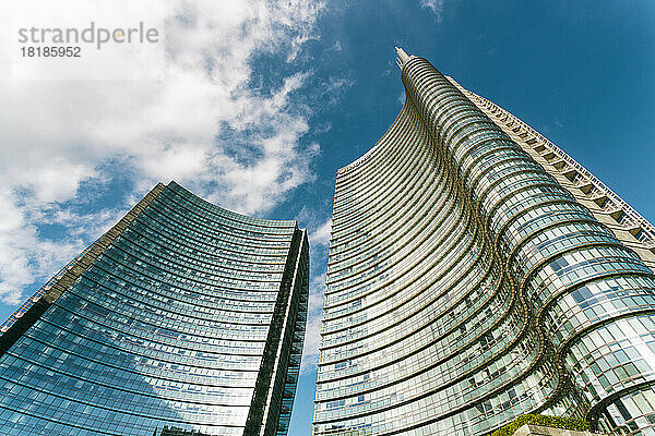 Italien  Lombardei  Mailand  Piazza Gae Aulenti mit dem Unicredit-Turm und dem Einkaufszentrum