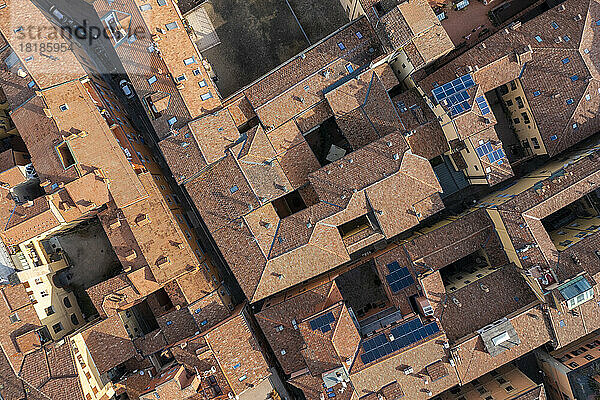 Italien  Emilia-Romagna  Bologna  Luftaufnahme der Dächer von Altstadtwohnungen