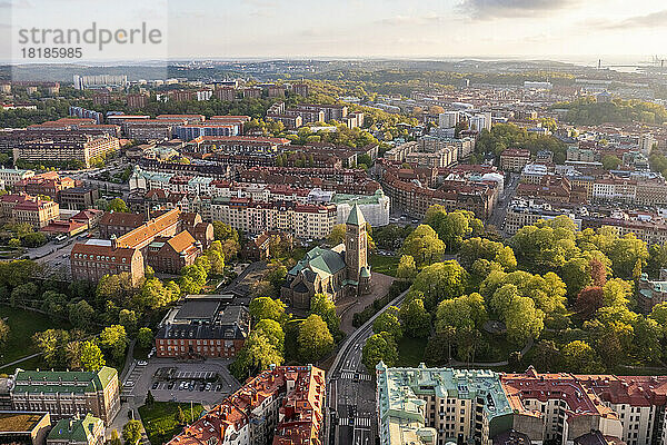 Schweden  Kreis Vastra Gotaland  Göteborg  Luftaufnahme des Stadtteils Lorensberg mit der Vasa-Kirche im Hintergrund