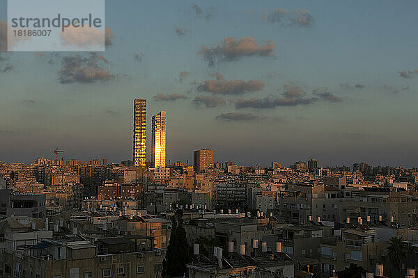 Israel  Bat Yam  Wohnviertel in der Abenddämmerung mit zwei hohen Wolkenkratzern im Hintergrund