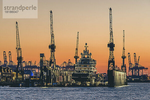 Deutschland  Hamburg  Hafenkräne im stimmungsvollen Morgengrauen