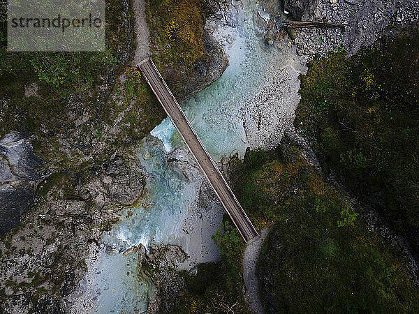 Österreich  Niederösterreich  Annaberg  Drohnenansicht einer Brücke über den Otscherbach  der durch die Otschergraben-Schlucht fließt
