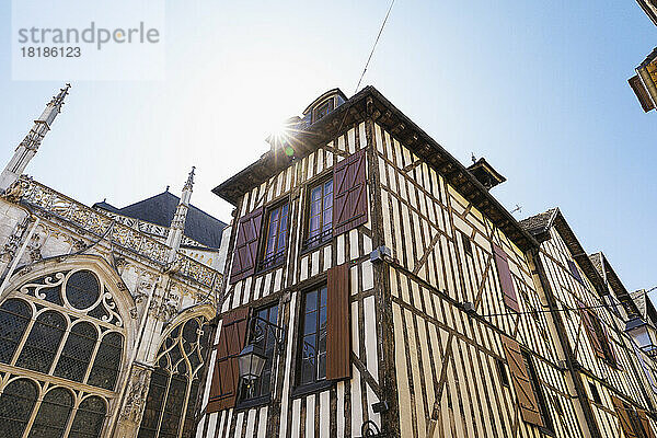 Frankreich  Grand Est  Troyes  Sonne scheint über historischen Fachwerkhäusern
