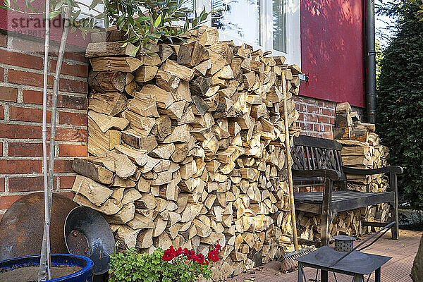 Stapel Brennholz im Hinterhof gelagert