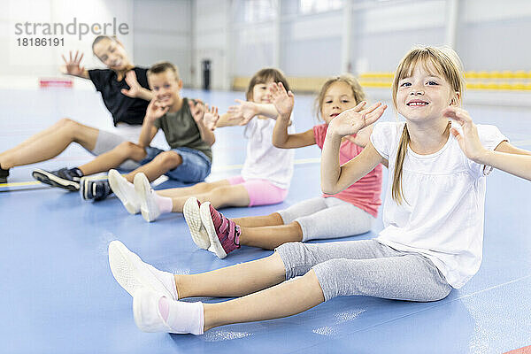 Schüler und Lehrer trainieren gemeinsam auf dem Schulsportplatz