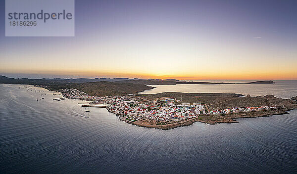Spanien  Balearen  Menorca  Luftaufnahme der Küstenstadt bei Sonnenuntergang
