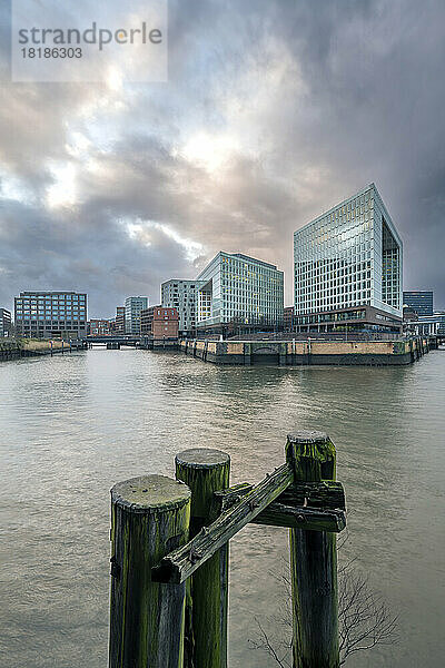 Deutschland  Hamburg  Elbe mit modernen Bürogebäuden im Hintergrund