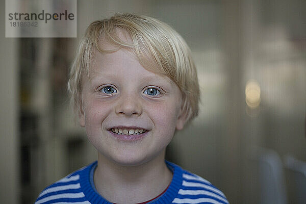 Porträt eines lächelnden kleinen Jungen