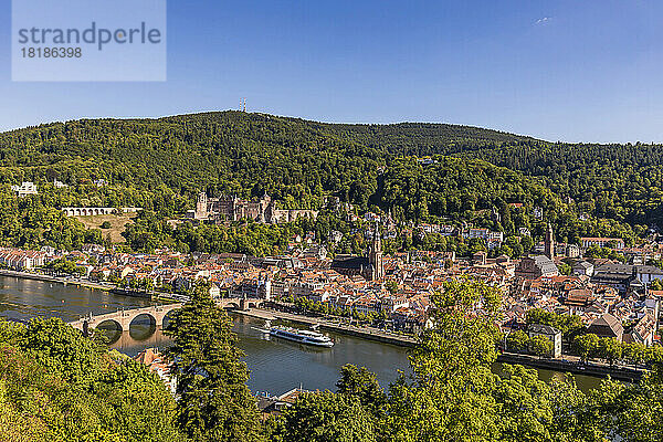 Deutschland  Baden-Württemberg  Heidelberg  Blick auf die Flussstadt im Sonnenschein