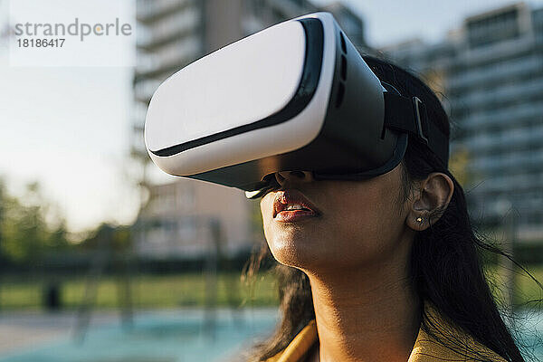 Junge Frau trägt Virtual-Reality-Simulator