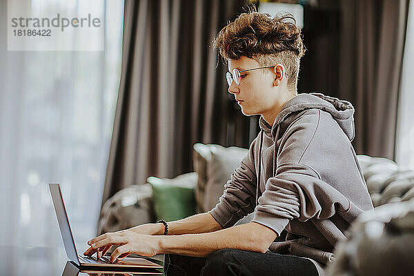 Teenager-Student lernt zu Hause am Laptop