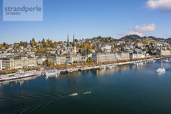 Schweiz  Kanton Luzern  Luzern  Luftaufnahme der Stadt am Seeufer im Herbst