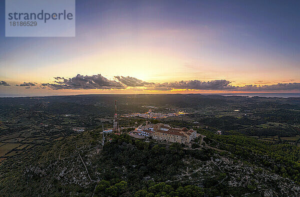 Spanien  Balearen  Menorca  Luftaufnahme der Wallfahrtskirche Verge del Toro bei Sonnenuntergang