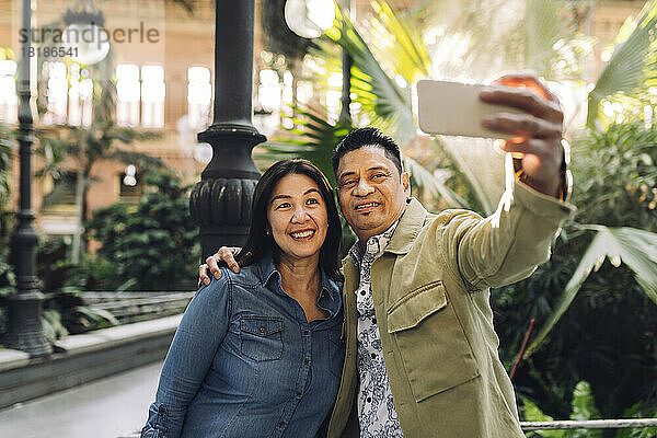 Lächelndes reifes Paar  das Selfie mit dem Handy macht