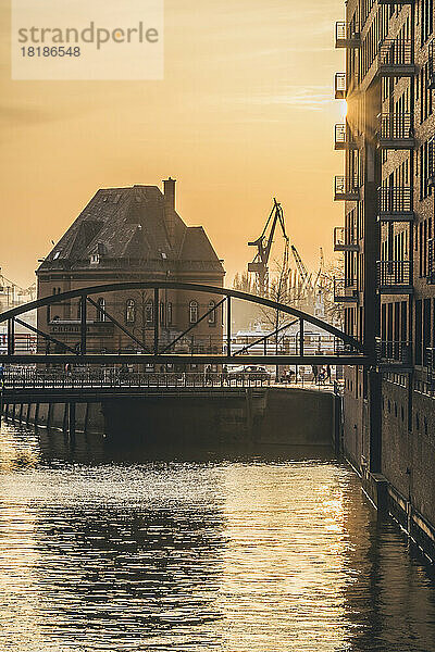 Deutschland  Hamburg  Kanal im Speicherstadtviertel bei Sonnenuntergang