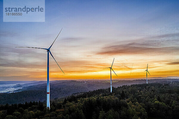 Deutschland  Baden-Württemberg  Drohnenansicht eines Windparks im Remstal bei Sonnenaufgang
