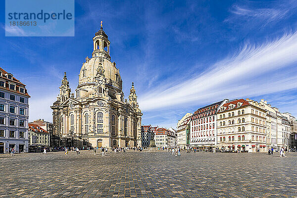 Deutschland  Sachsen  Dresden  Neumarkt mit historischer Frauenkirche im Hintergrund