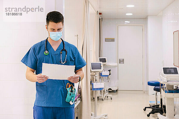 Arzt untersucht medizinischen Testbericht im Krankenhaus