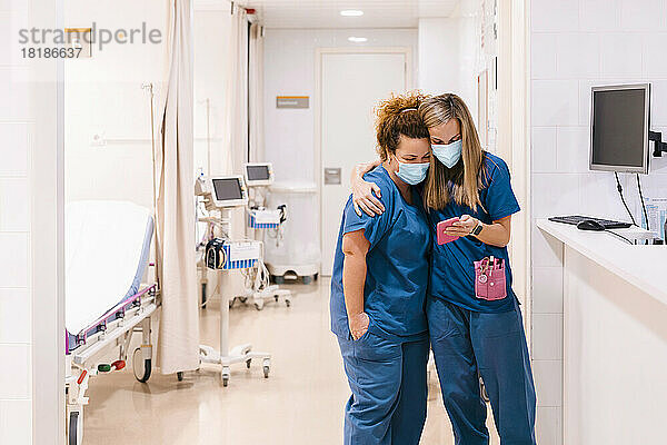 Glückliche Krankenschwestern nutzen Smartphone im Krankenhaus