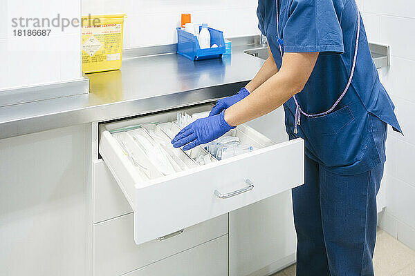 Krankenschwester füllt im Krankenhaus medizinische Vorräte auf