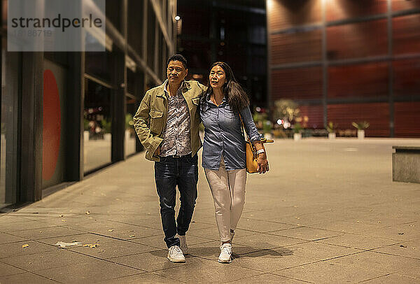 Älteres Paar geht nachts auf Fußweg