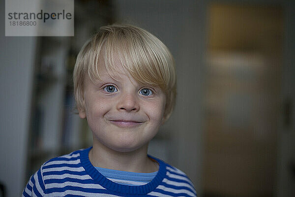 Porträt eines lächelnden kleinen Jungen zu Hause