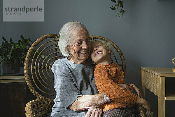 Glückliche Großmutter mit Enkelin  die es zu Hause genießt
