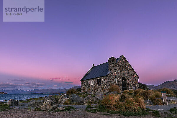 Neuseeland  Region Canterbury  Lake Tekapo  Kirche des Guten Hirten in der violetten Abenddämmerung