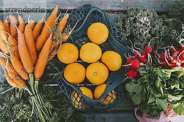 Frisches Gemüse und Obst auf dem Tisch
