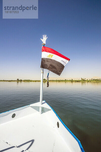 Ägypten  Gouvernement Luxor  Luxor  ägyptische Flagge am Bug eines Bootes  das im Nil schwimmt