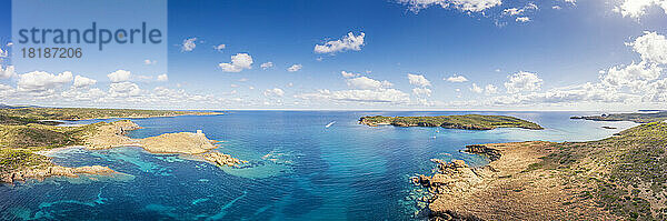 Spanien  Balearen  Menorca  Luftpanorama der Insel Colom und der umliegenden Landschaft