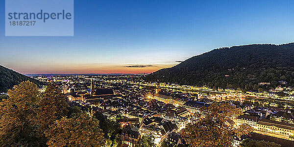 Deutschland  Baden-Württemberg  Heidelberg  Panoramablick auf die beleuchtete Altstadt in der Abenddämmerung