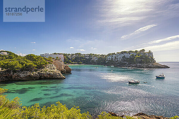 Spanien  Balearen  Menorca  malerischer Blick auf den Ferienort Cala Galdana im Sommer