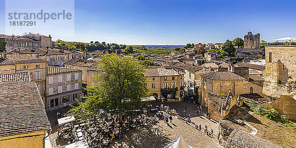 Frankreich  Nouvelle-Aquitaine  Saint-Emilion  Panoramablick auf den Marktplatz in der historischen Stadt