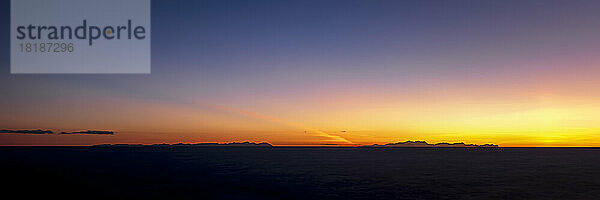 Spanien  Balearen  Menorca  Panoramablick auf den Sonnenuntergang über Mallorca