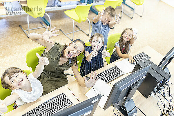 Lehrer und Schüler haben Spaß beim E-Learning-Kurs in der Schule